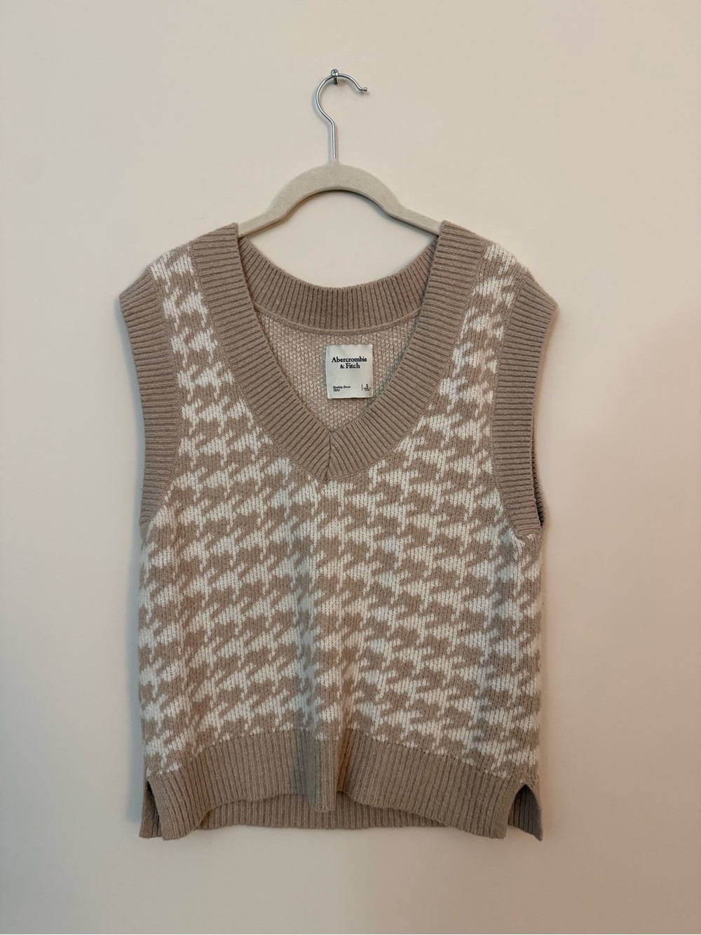 NWOT Abercrombie & Fitch Beige & White Houndstooth V-Neck Sweater Vest
